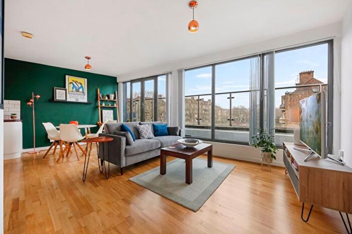 3 Bedroom Flat To Rent In Balham Hill, London, SW12