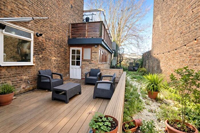 3 Bedroom Flat To Rent In Edgeley Road, SW4