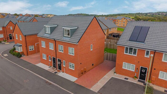 3 Bedroom Semi-Detached House For Sale In Brickworks Avenue, Kingswinford, DY6