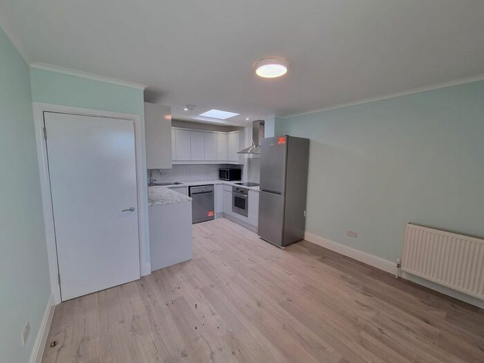 2 Bedroom Flat To Rent In Cambridge Gardens, Ladbroke Grove, London, W10