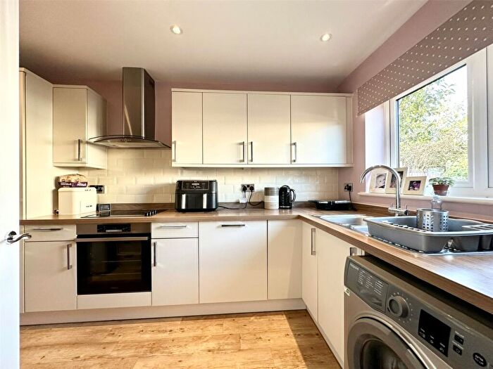 3 Bedroom End Of Terrace House For Sale In Castle Street, Swanscombe, Kent, DA10