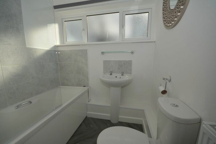 2 Bedroom Flat To Rent In Tansley Court, Highfield Lane, Chesterfield, Derbyshire, S41