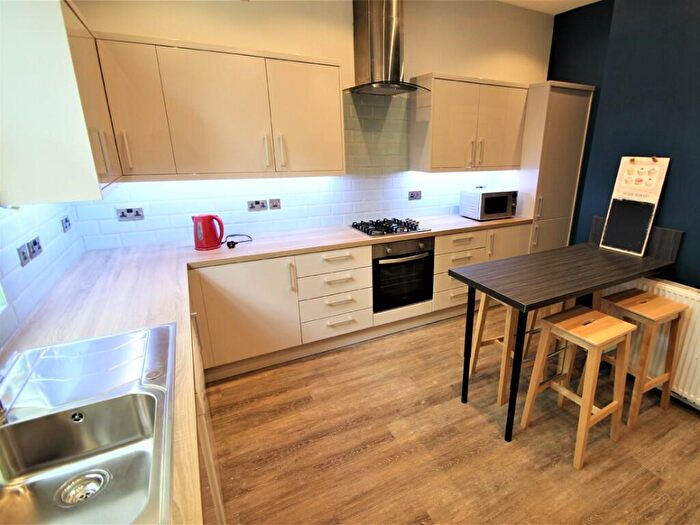 12 Bedroom Detached House To Rent In Grosvenor Road, Leeds, West Yorkshire, LS6