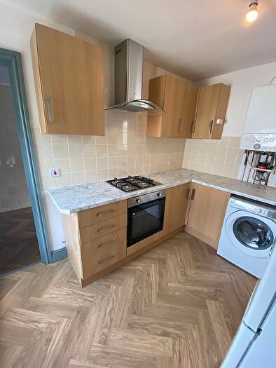 2 Bedroom Flat To Rent In Corporation Road, Cardiff, CF11