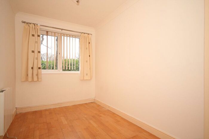 2 Bedroom Flat For Sale In Hallington Close, Horsell, Woking, GU21