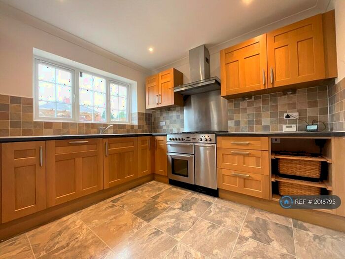 4 Bedroom Semi-Detached House To Rent In St. Ursulas Road, Doncaster, DN4