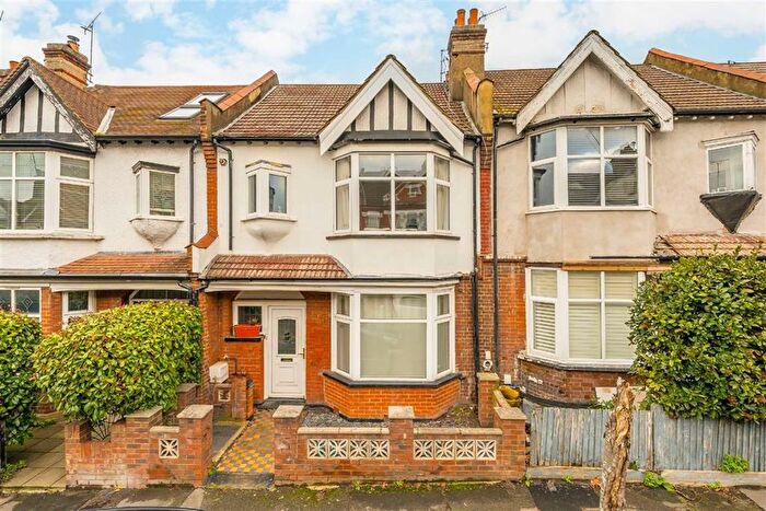 2 Bedroom Flat For Sale In Dumbarton Road, Brixton Hill, SW2