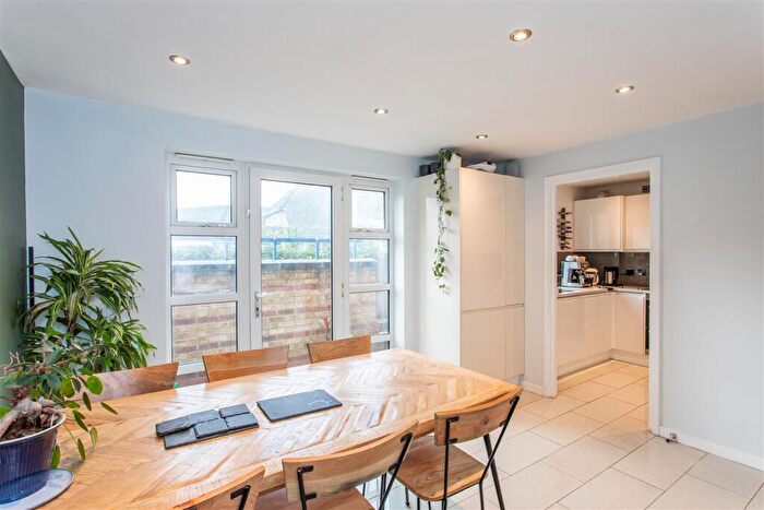 3 Bedroom Maisonette For Sale In Rainhill Way, Bow, E3