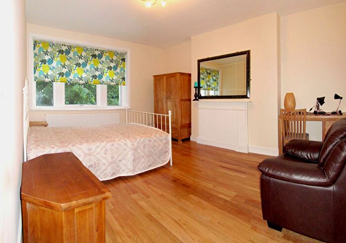 2 Bedroom Flat To Rent In Holland Road, London, W14