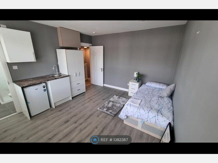 Studio To Rent In Penderry Rise, London, SE6