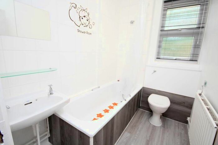 2 Bedroom Flat To Rent In Deansbrook Road, Edgware, Middlesex, HA8