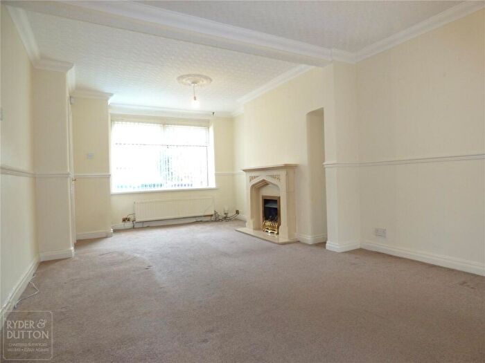 3 Bedroom Town House To Rent In Fife Avenue, Chadderton, Oldham, OL9