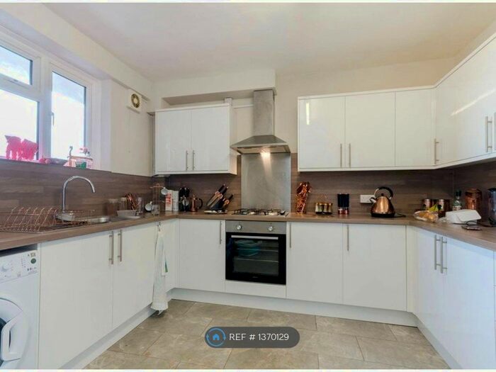 3 Bedroom Flat To Rent In Cumberland House, Kingston Upon Thames, KT2