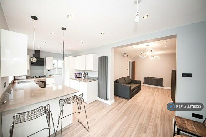 2 Bedroom Flat To Rent In Roundhay, Leeds, LS8