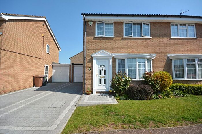 3 Bedroom Semi-Detached House To Rent In Stirrup Close, CM1