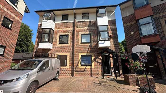 5 Bedroom Town House To Rent In Barnfield Place, London, E14