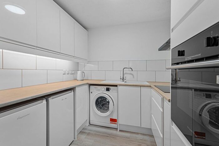 1 Bedroom Property For Sale In Farm Close, Staines-Upon-Thames, TW18