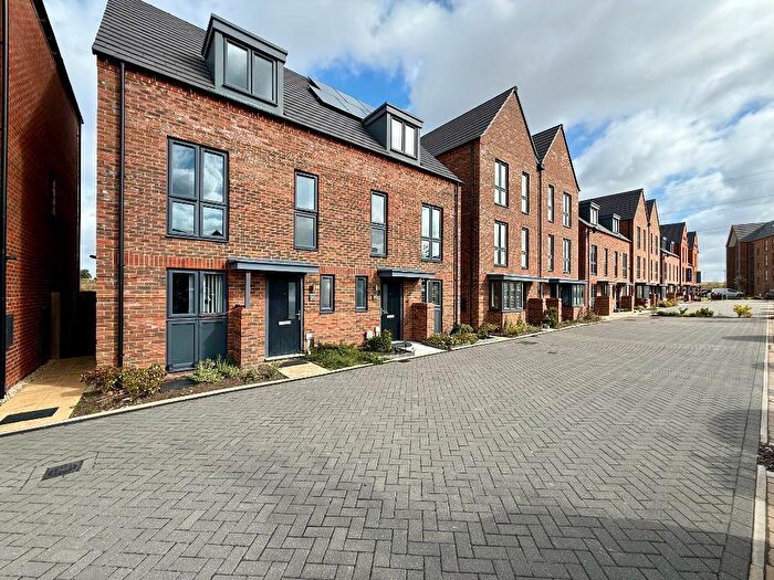 4 Bedroom Semi Detached House For Sale In Hawthorn Lane, Houghton Regis, Dunstable, Bedfordshire, LU5