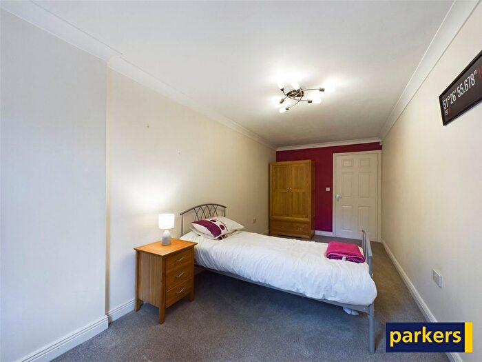 2 Bedroom Flat For Sale In Carmelite Drive, Reading, Berkshire, RG30