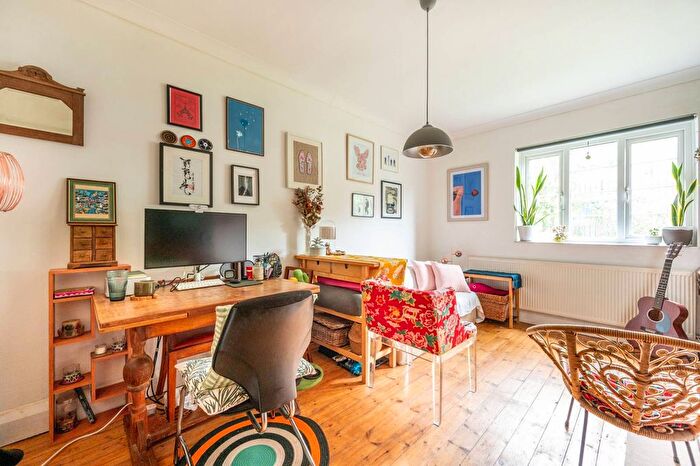 1 Bedroom Flat To Rent In Shacklewell Road, Shacklewell, London, N16