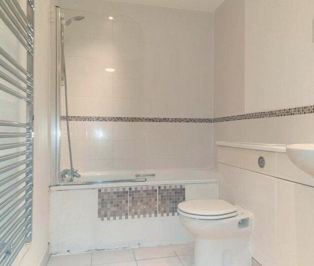 2 Bedroom Flat To Rent In High Street, Slough, SL1