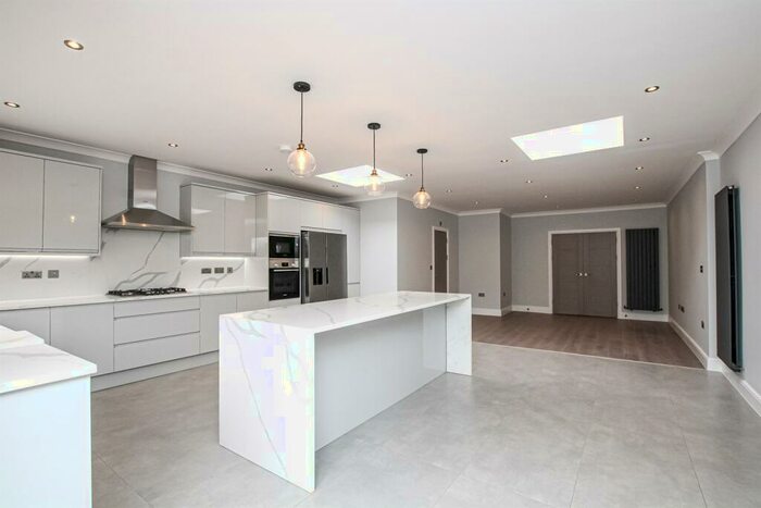 5 Bedroom House To Rent In Westside, Hendon, NW4