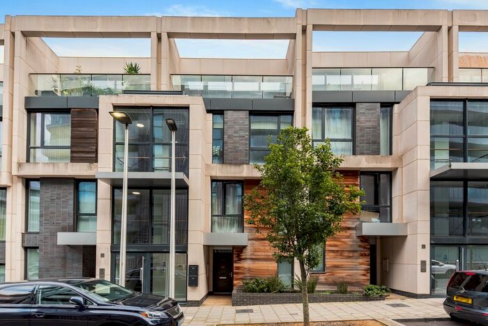 3 Bedroom Flat To Rent In Hawthorne Crescent, London, SE10