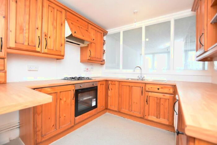 3 Bedroom Maisonette To Rent In Wychwood Way London, SE19