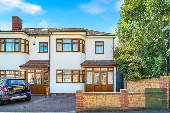 3 Bedroom End Of Terrace House For Sale In Oaks Lane, Ilford, IG2