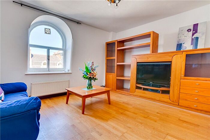 2 Bedroom Flat To Rent In Penywern Road, Earls Court, London, SW5