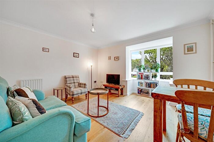 1 Bedroom Flat For Sale In Ormond Avenue, Hampton, TW12