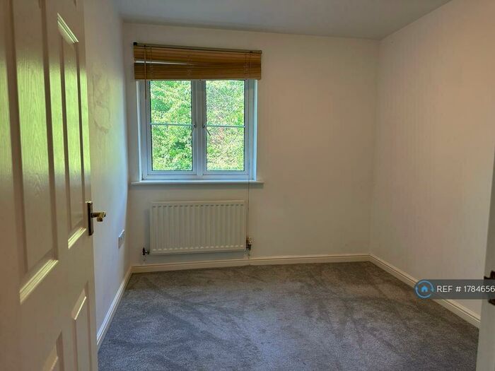 2 Bedroom Flat To Rent In Cranmer Court, Upminster, RM14