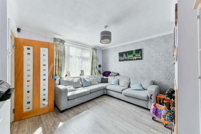 3 Bedroom Property To Rent In Taynton Drive, Merstham, RH1