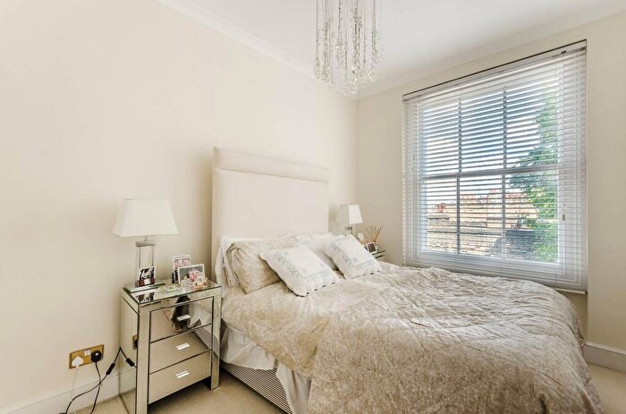 2 Bedroom Flat To Rent In Redcliffe Gardens, Chelsea, London, SW10