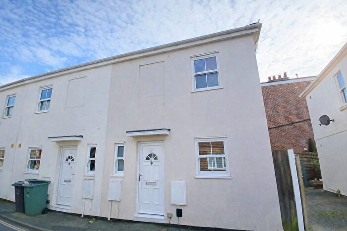2 Bedroom End Terrace House To Rent In Cross Street, Newport, PO30