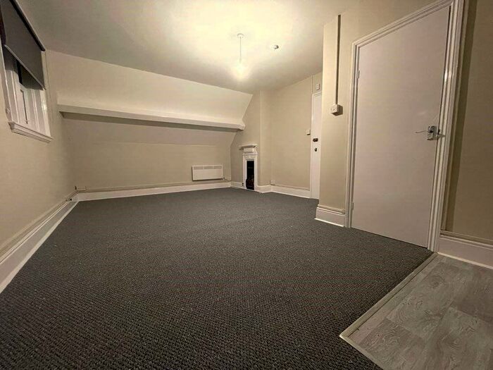 Flat To Rent In Harewood Road, CR2