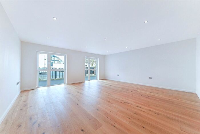 3 Bedroom Flat For Sale In Goldleaf Apartments, - Goldhawk Road, London, W12