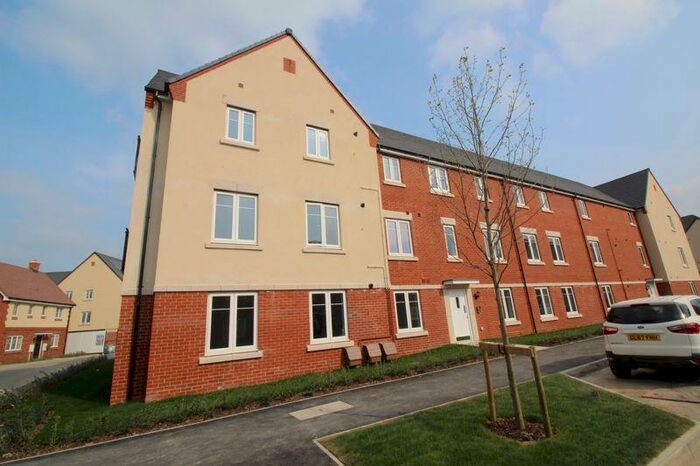 2 Bedroom Flat To Rent In Killick Close, Crawley, RH10