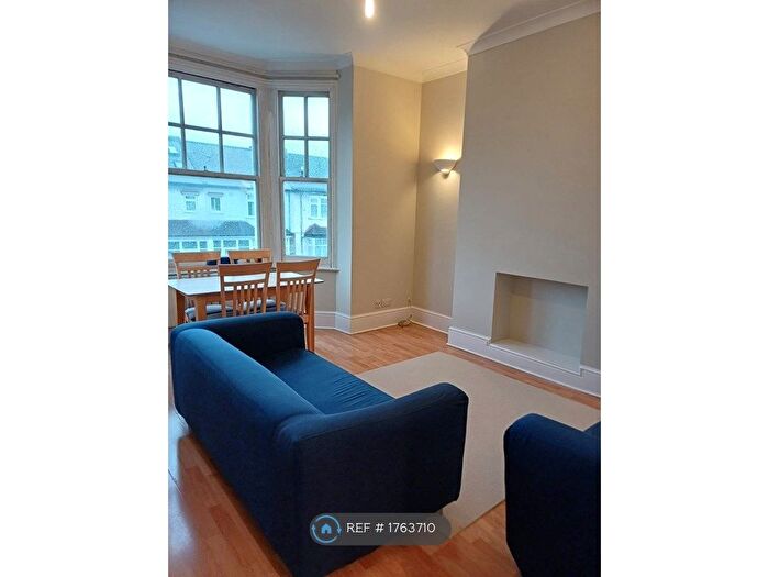 2 Bedroom Flat To Rent In Tooting Bec Road, London, SW17