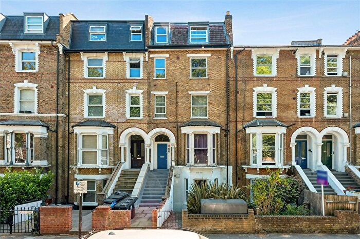 2 Bedroom Maisonette For Sale In Amhurst Road, London, N16