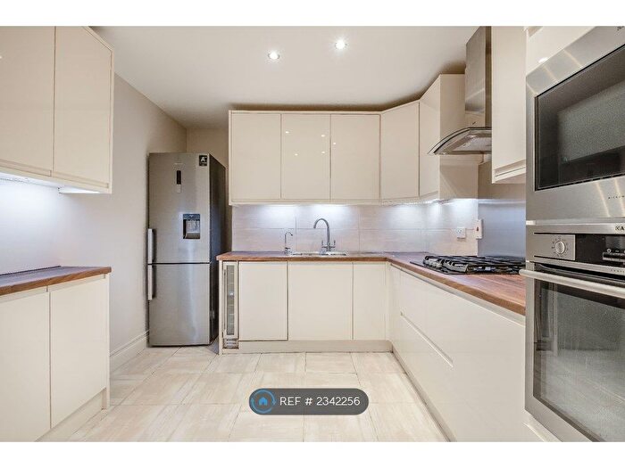 3 Bedroom Flat To Rent In Link House, London, E3