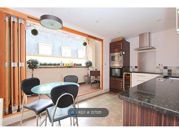 3 Bedroom Flat To Rent In Abbey Green, Bath, BA1