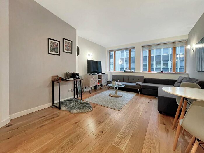 2 Bedroom Apartment To Rent In South Parade, Leeds, LS1