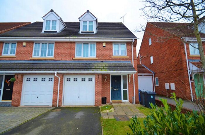 4 Bedroom Semi-Detached House To Rent In Harewood Close, Doncaster, DN4