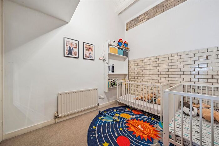 2 Bedroom Flat For Sale In Chiswick High Road, London, W4