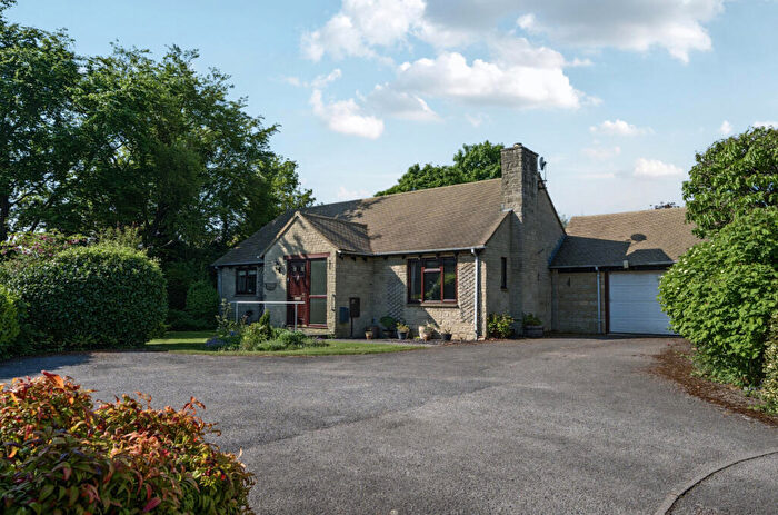 3 Bedroom Bungalow For Sale In Calais Dene, Bampton, Oxfordshire, OX18