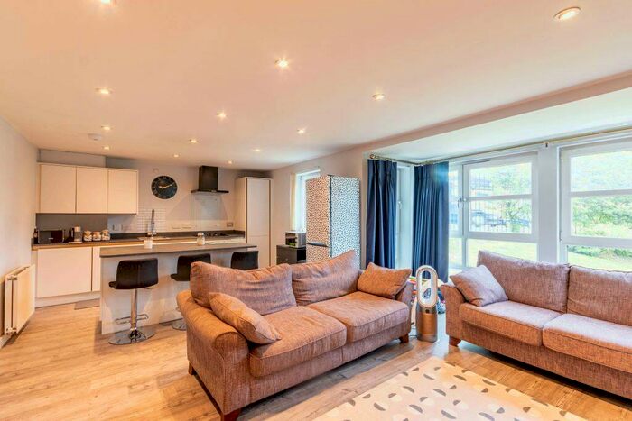 3 Bedroom Flat To Rent In L &#; Chesser Crescent, Edinburgh, EH14