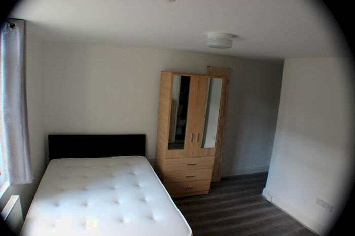 Studio To Rent In Heathfield Park, London, NW2