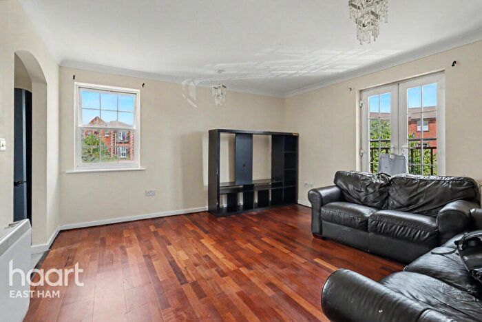 2 Bedroom Apartment For Sale In Queensberry Place, London, E12