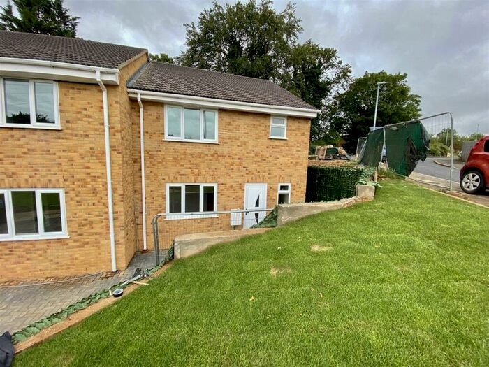 3 Bedroom Semi-Detached House To Rent In Bank Close, Luton, LU4